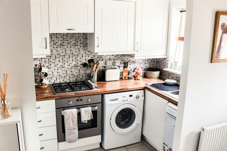 Maximizing Small Kitchen Spaces: Clever Storage Solutions and Layout Ideas