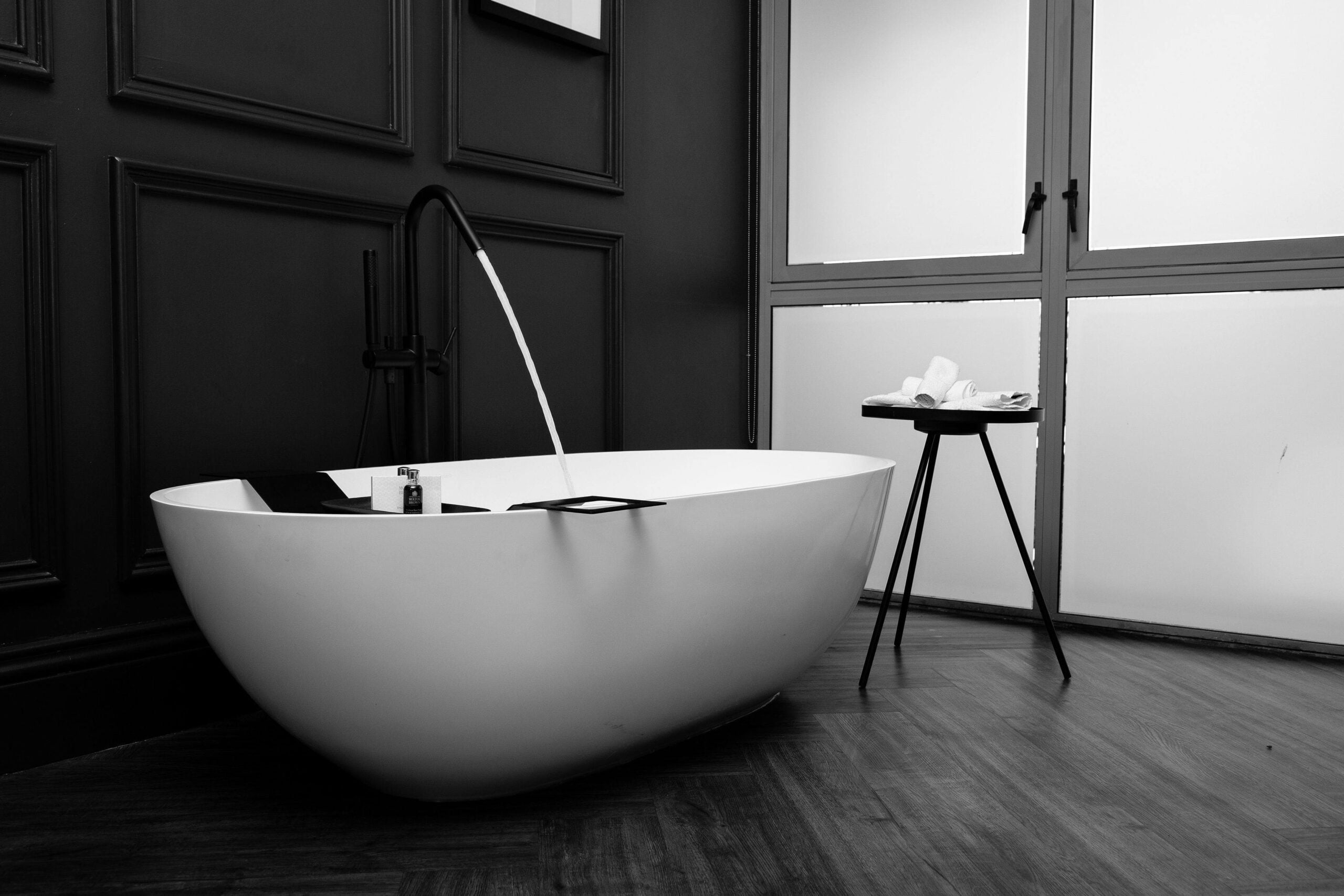 The Differences Between a Garden Tub and a Soaking Tub